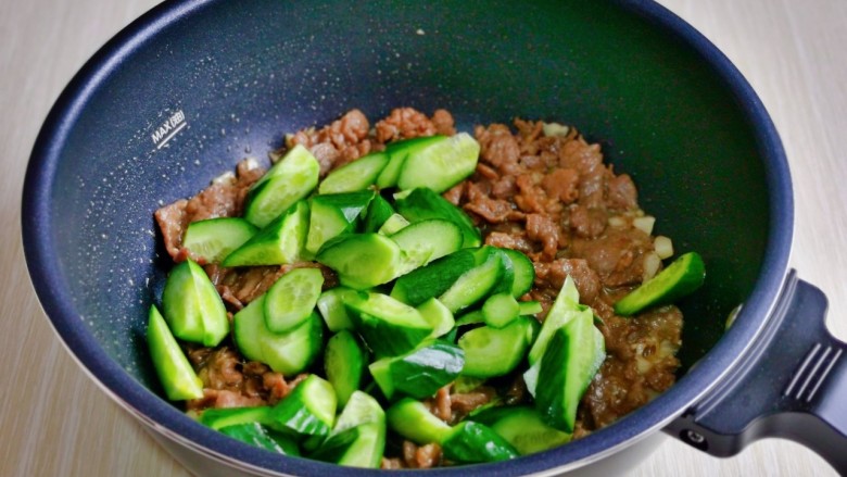 青椒炒牛肉,再加入切好的青椒,黄瓜,继续翻炒至结束即可。