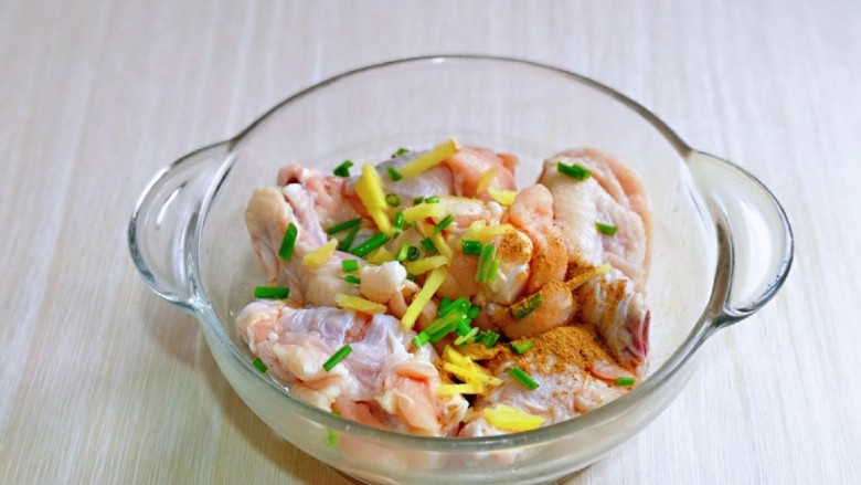 蜜汁烤鸡腿,鸡腿放入器具中,加入切好的葱姜,<a style='color:red;display:inline-block;' href='/shicai/ 829'>十三香</a>。