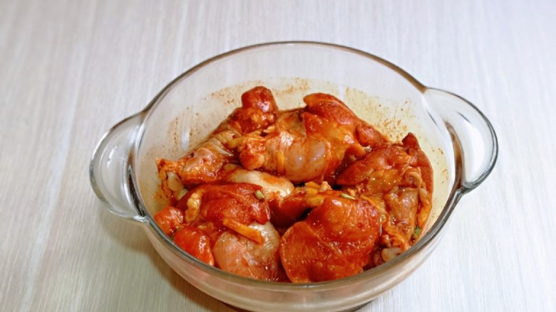 蜜汁烤鸡腿,戴上食品手套,抓拌均匀,使每个鸡腿都吸收到酱汁。
