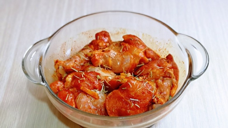 蜜汁烤鸡腿,再撒上<a style='color:red;display:inline-block;' href='/shicai/ 832'>迷迭香</a>,腌制2小时以上。(天热放冰箱冷藏腌制)
