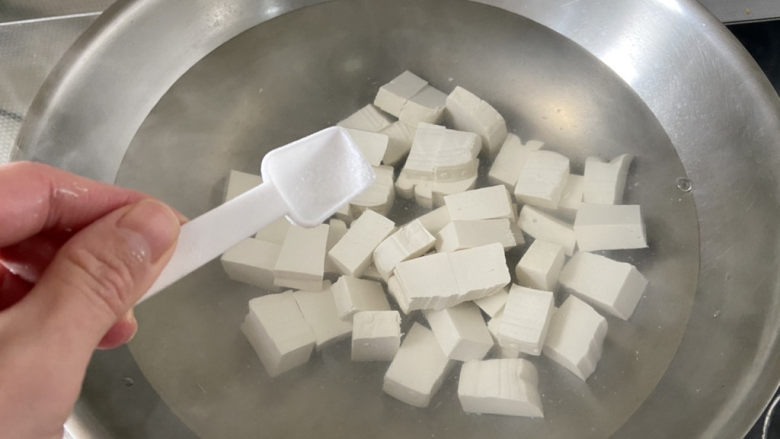 三鲜豆腐➕虾仁扇贝三鲜豆腐,坐锅烧水,水开,下嫩豆腐,加少许🧂,炖煮一两分钟
