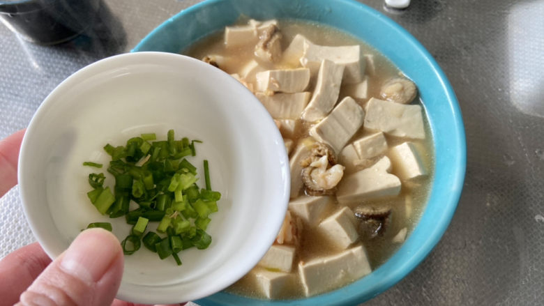三鲜豆腐➕虾仁扇贝三鲜豆腐,出锅装盘,撒上葱末即可