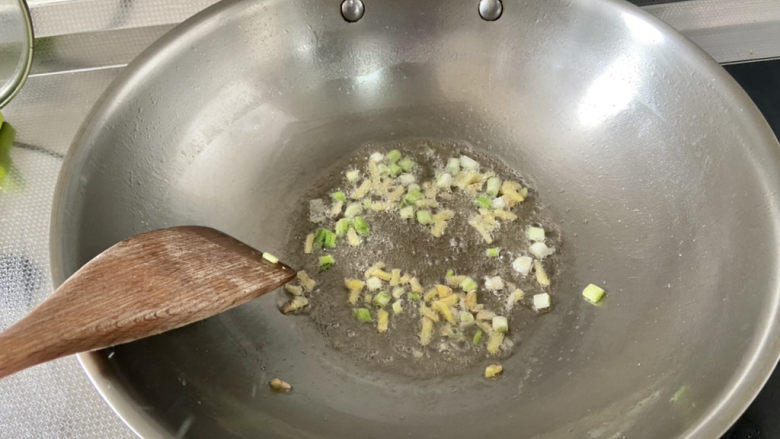 三鲜豆腐➕虾仁扇贝三鲜豆腐,热锅凉油,下姜末葱白小火煸香
