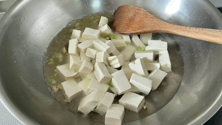 三鲜豆腐➕虾仁扇贝三鲜豆腐,加入适量热水,没过豆腐大半