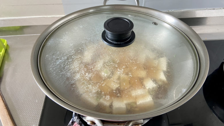 三鲜豆腐➕虾仁扇贝三鲜豆腐,加盖,中小火炖煮5分钟