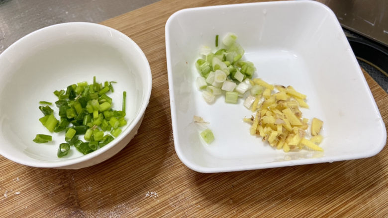 三鲜豆腐➕虾仁扇贝三鲜豆腐,姜切末,先从分葱白葱叶分别切末