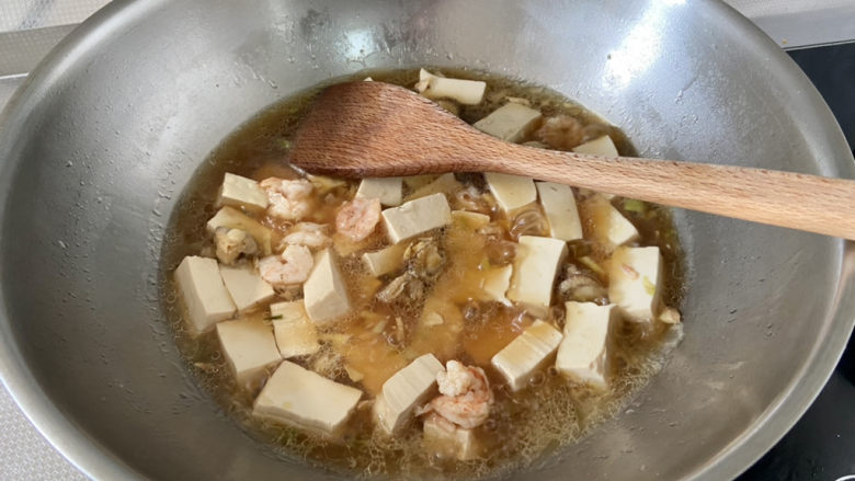 三鲜豆腐➕虾仁扇贝三鲜豆腐,中大火收汁两分钟,到自己喜欢的程度,阿晨留的汤汁比较多,这个汤汁很鲜美