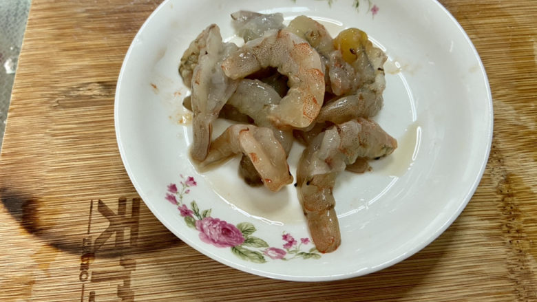 三鲜豆腐➕虾仁扇贝三鲜豆腐,虾剥壳,挑出虾线,虾仁片开不切段,