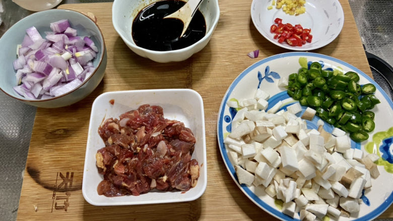 黑椒牛肉粒➕杏鲍菇黑胡椒牛肉粒,全部食材准备好