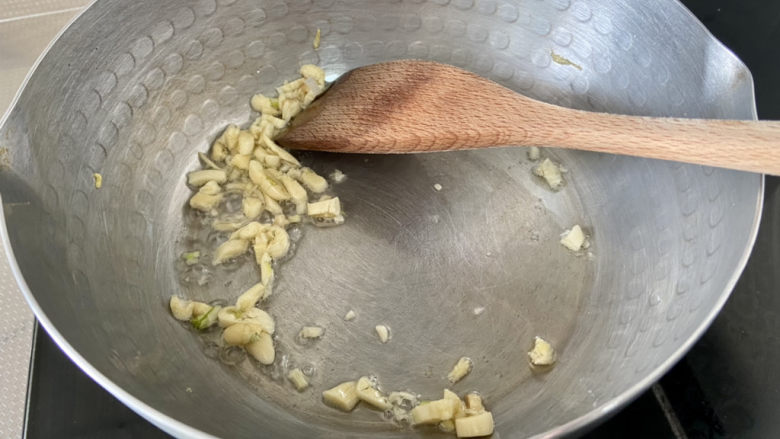 鸡蛋炒粉丝➕,留底油,下蒜末小火煸香