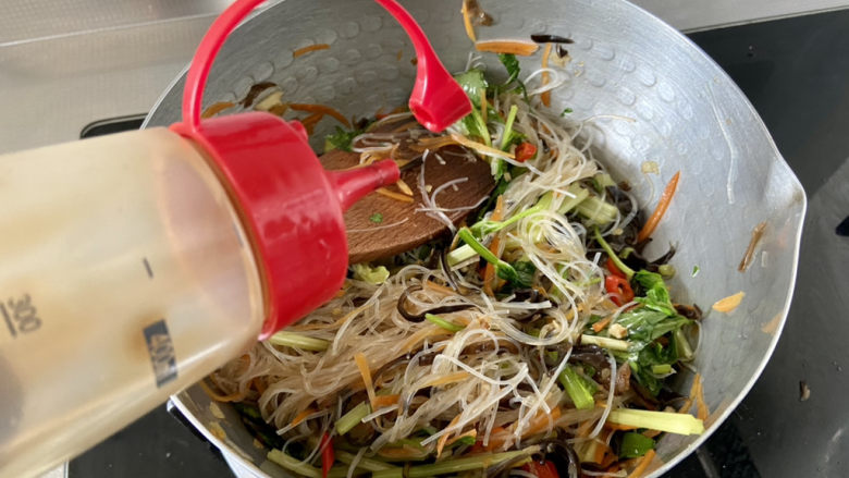 鸡蛋炒粉丝➕,调味:半汤匙<a style='color:red;display:inline-block;' href='/shicai/ 721'>蚝油</a>