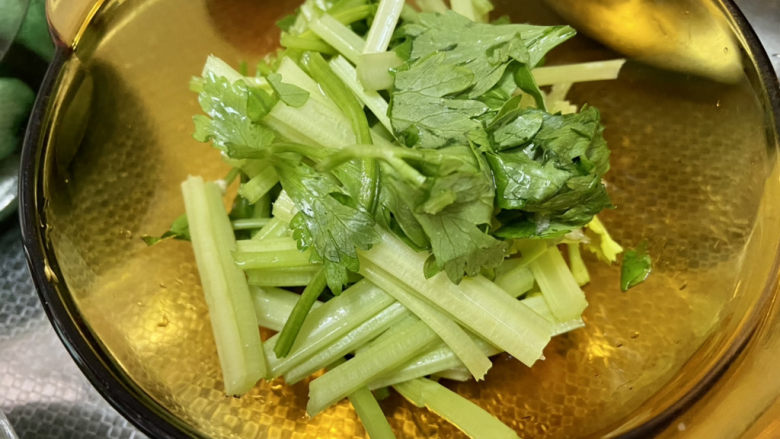 鸡蛋炒粉丝➕,芹菜切段