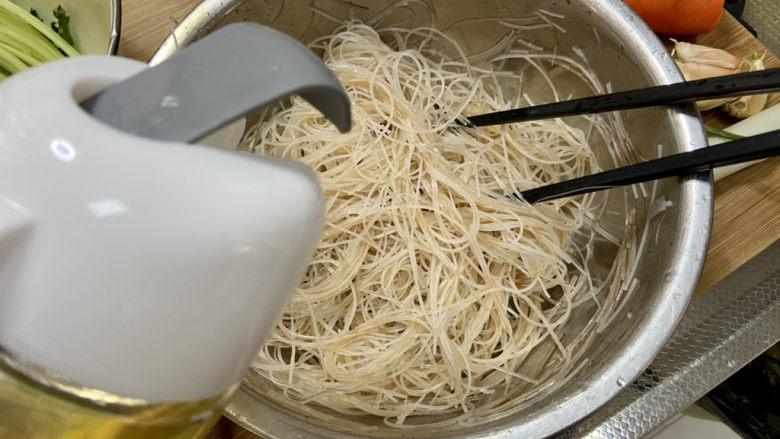 鸡蛋炒粉丝➕,少许食用油拌匀,这样炒的时候不会粘在一起
