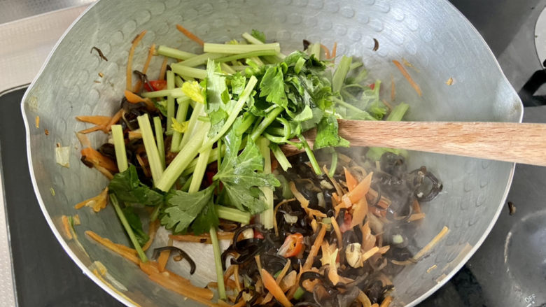 鸡蛋炒粉丝➕,下芹菜段,翻炒半分钟