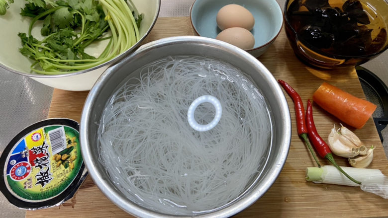 鸡蛋炒粉丝➕,食材合照：泡发好的粉丝，虫草蛋两个，木耳数朵温水提前泡发，<a style='color:red;display:inline-block;' href='/shicai/ 125'>芹菜</a>一小把，<a style='color:red;display:inline-block;' href='/shicai/ 25'>胡萝卜</a>一小节，小米辣两个，蒜三瓣，<a style='color:red;display:inline-block;' href='/shicai/ 163'>葱白</a>一段