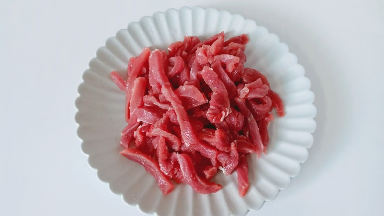 青椒炒牛肉,牛肉横着切成细丝【横切牛肉竖切鸡,煎切牛肉猪肉一定要顺着肉的纹路横着切】