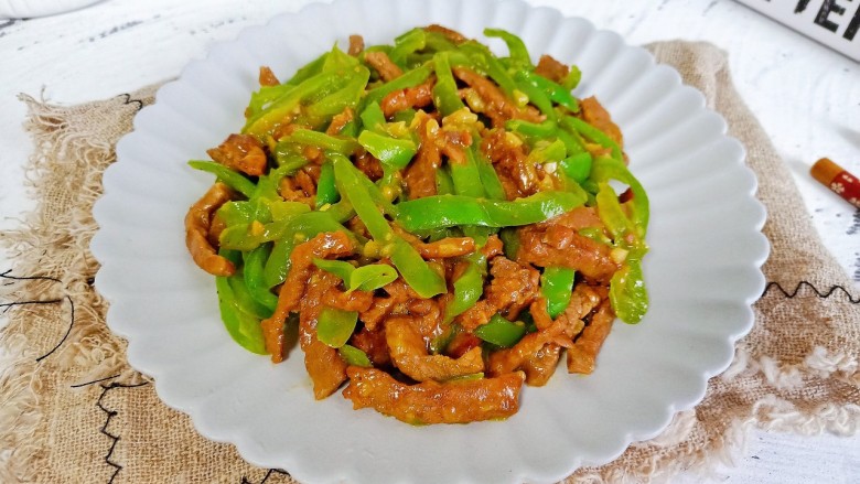 青椒炒牛肉,牛肉香浓嫩滑,加上青椒的微辣,米饭多吃两碗。