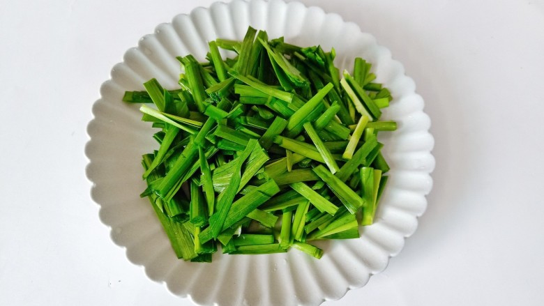 爆炒黄豆芽,<a style='color:red;display:inline-block;' href='/shicai/ 116'>韭菜</a>把黄叶摘了,清洗好切成寸段。