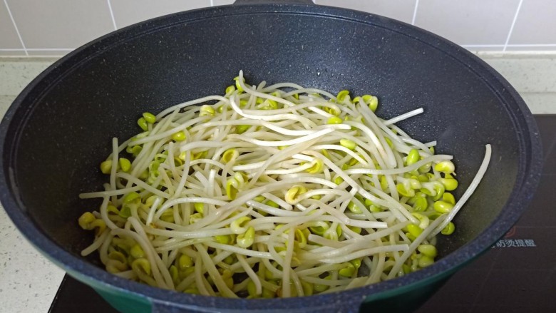 爆炒黄豆芽,锅里加适量的食用油,油烧热放入豆芽翻炒。
