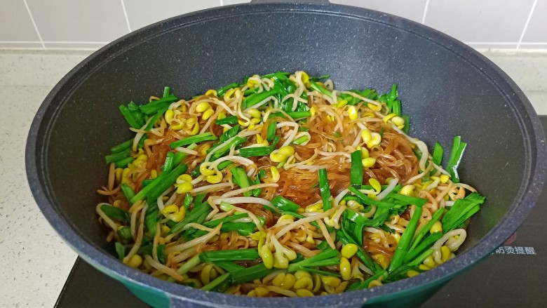 爆炒黄豆芽,加盐调味,翻炒至韭菜变软即可出锅!