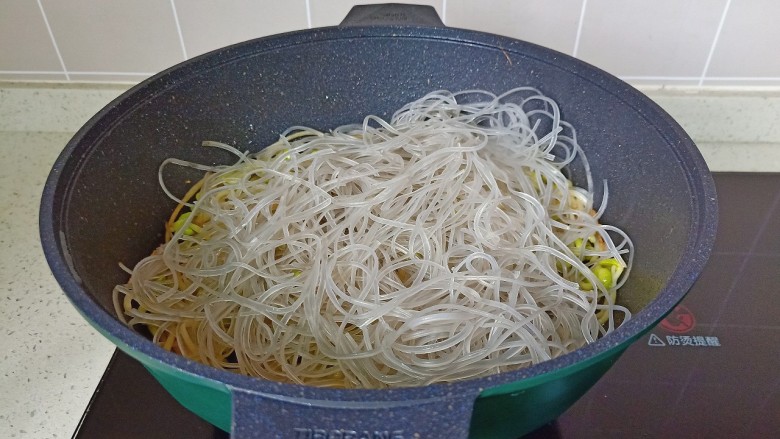 爆炒黄豆芽,翻炒至豆芽变软,放入粉丝。