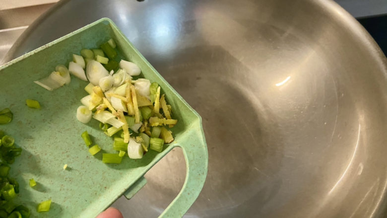 西红柿豆腐汤➕番茄香菇内脂豆腐汤,热锅冷油,下葱白姜丝小火煸香