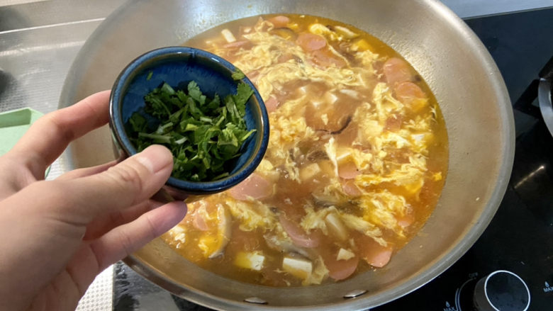 西红柿豆腐汤➕番茄香菇内脂豆腐汤,出锅,撒上香菜末葱末即可享用