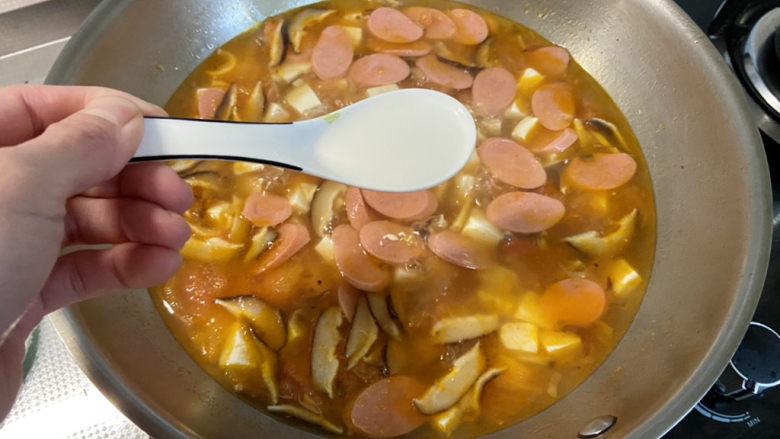 西红柿豆腐汤➕番茄香菇内脂豆腐汤,转中火,淋两汤匙水淀粉勾芡