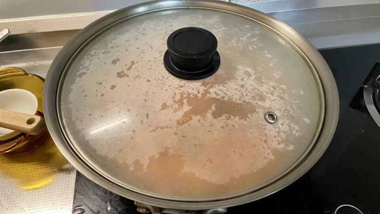 西红柿豆腐汤➕番茄香菇内脂豆腐汤,加盖小火炖煮三四分钟,让番茄味道充分融入汤中