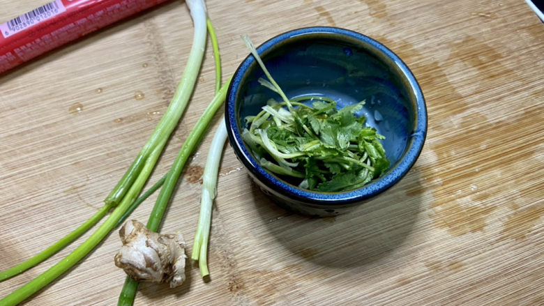 西红柿豆腐汤➕番茄香菇内脂豆腐汤,小葱洗净，姜搓洗净，香菜洗净