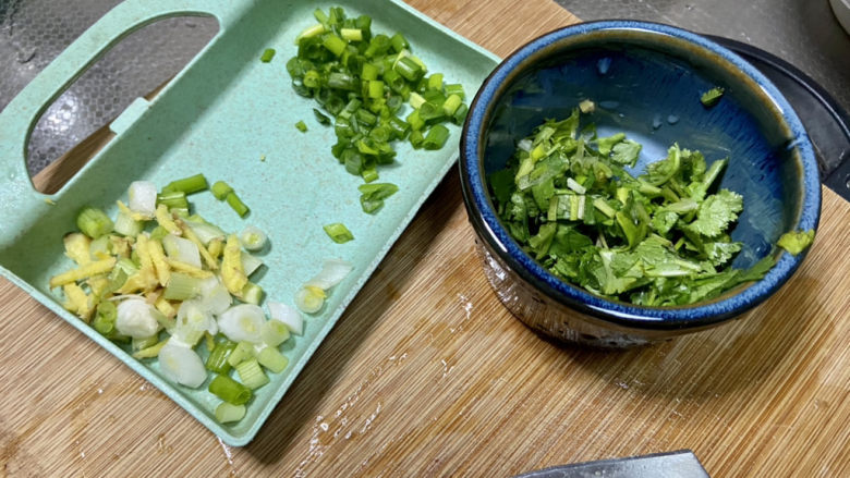 西红柿豆腐汤➕番茄香菇内脂豆腐汤,小葱分葱白葱叶切末，姜切丝，香菜切碎