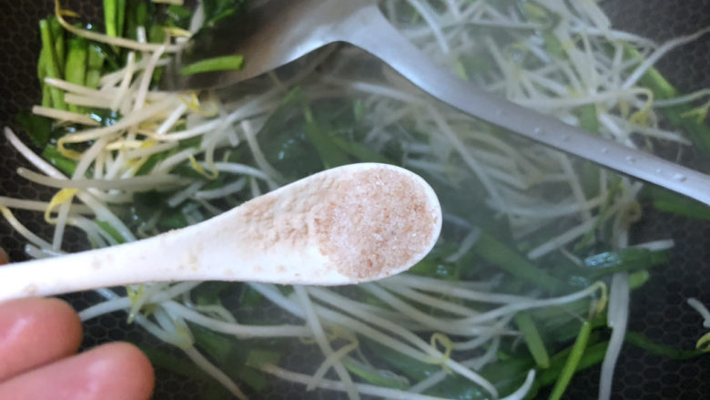 绿豆芽炒韭菜,加入适量盐