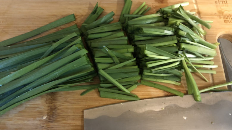 绿豆芽炒韭菜,清洗干净切成段