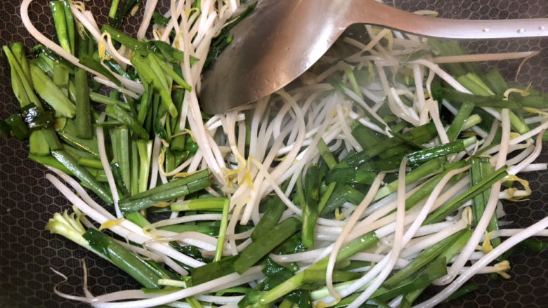 绿豆芽炒韭菜,不断翻炒,逐步菜就会变软了