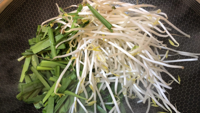 绿豆芽炒韭菜,把韭菜豆芽倒入