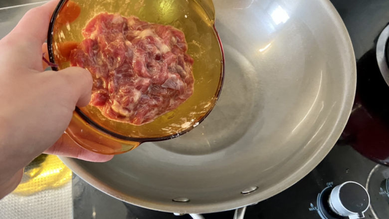 青椒炒牛肉➕青椒胡萝卜炒牛肉丝,热锅凉油,⬇️牛肉丝,中小火滑炒