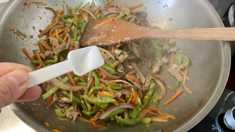青椒炒牛肉➕青椒胡萝卜炒牛肉丝,尝下咸淡,根据个人口味添加少许盐,翻炒定味出锅