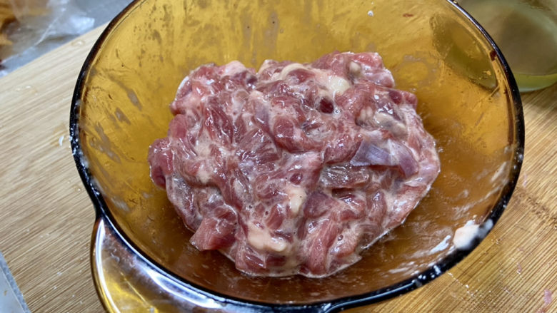 青椒炒牛肉➕青椒胡萝卜炒牛肉丝,抓拌均匀,腌制10分钟