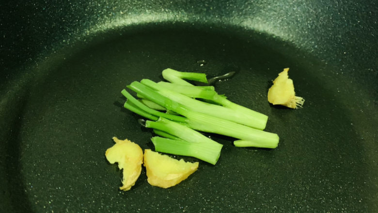 折耳根炒腊肉,锅加食用油，加入葱白和姜片