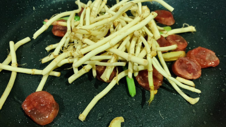 折耳根炒腊肉,加入折耳根,继续翻炒一会