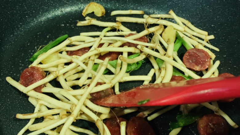 折耳根炒腊肉,炝些水,炒匀调味料