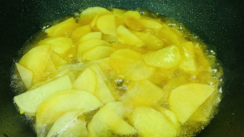 洋葱炒土豆片,大火煮开,转中火煮5分钟