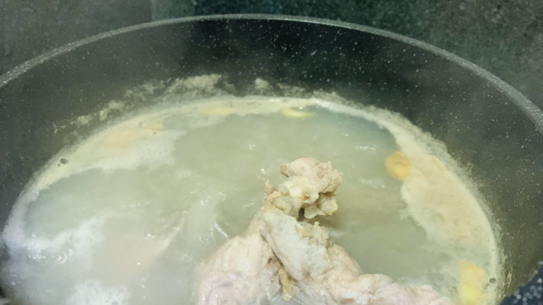 胡萝卜炖排骨,大火煮沸,捞去浮沫