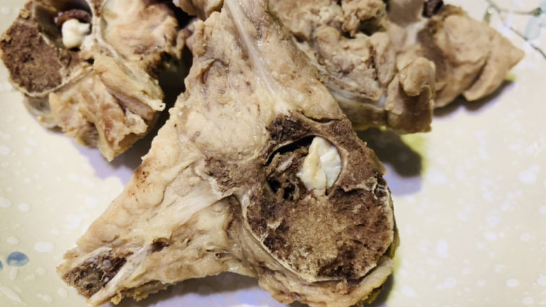 胡萝卜炖排骨,再用清水冲洗,沥干,放碗里