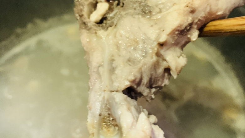 胡萝卜炖排骨,煮3分钟,捞起