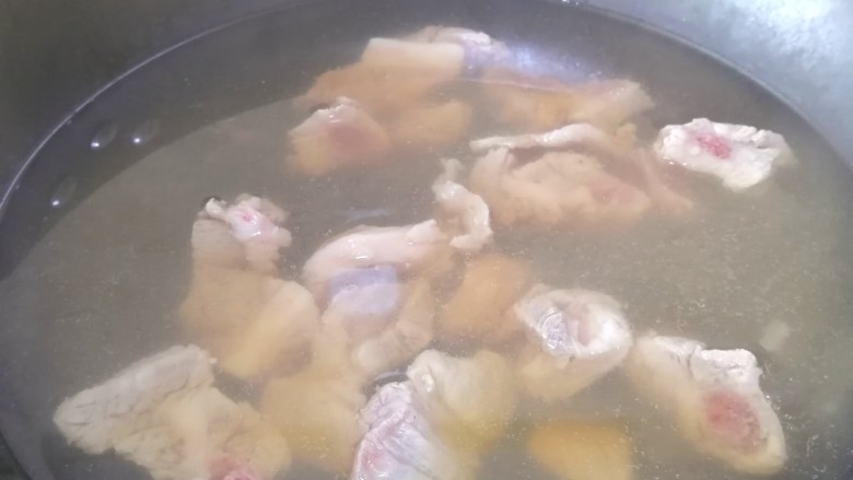 胡萝卜炖排骨,冷水加入排骨,焯水3分钟