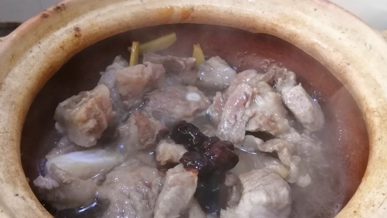 胡萝卜炖排骨,加入<a style='color:red;display:inline-block;' href='/shicai/ 4510'>黄豆酱</a>,拌匀