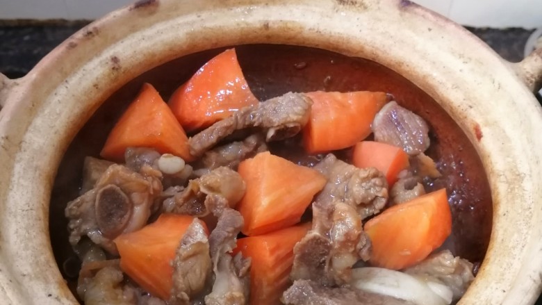胡萝卜炖排骨,拌匀,再炖10分钟左右