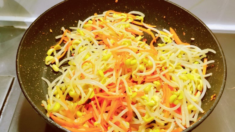 爆炒黄豆芽,放入黄豆芽,翻炒均匀。