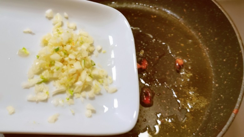 爆炒黄豆芽,起油锅放入食用油,油热后放入<a style='color:red;display:inline-block;' href='/shicai/ 695'>八角</a>蒜末炒香。